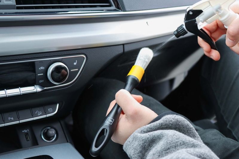 Koch Chemie Interior Brush Yellow - Pincel de detalhamento suave