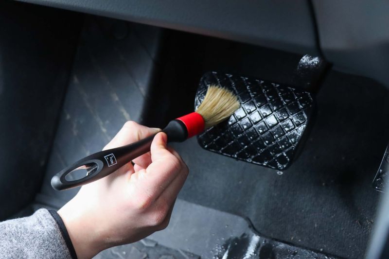 Koch Chemie Interior Brush Red - Hrubý detailingový kartáč