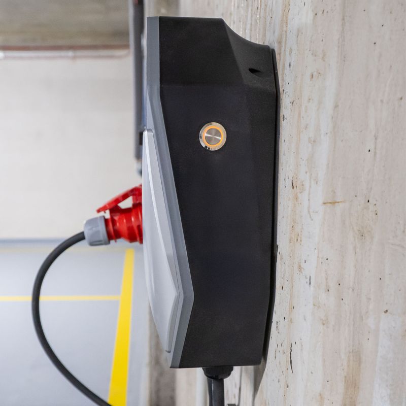 Трифазно стенно зарядно устройство за електрически превозни средства 22kW 32A 400V AMiO-04843