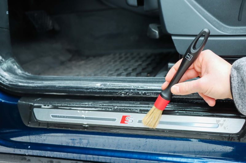 Koch Chemie Interior Brush Red - Hrubý detailingový kartáč
